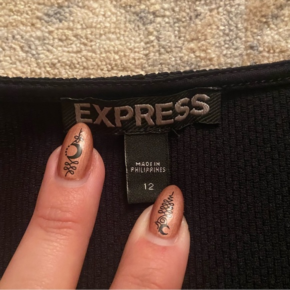Express dress - Picture 2 of 6